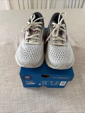 Brooks ghost 16 Women's Running Shoes in Light Gray with Pink Accents